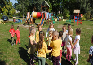 dzieci tworzą kółka, w których dominuje jeden kolor (żółty, czerwony)